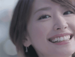 笑着露出洁白牙齿的美女