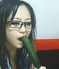 不停啃黄瓜的女子
