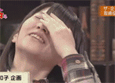 笑得很夸张的女生