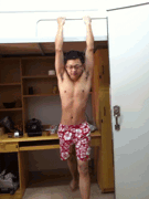 二货男生翻身到上铺