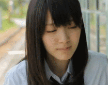 女生含蓄的斜视你