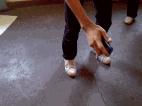 坚硬如铁的手机可以砸黑桃