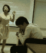 敢在我的课堂上讲电话，给你抢来扔了