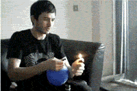 玩打火机点火的二货男孩