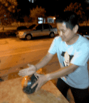 用手劈西瓜的家伙