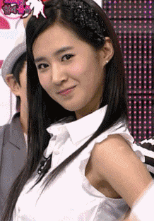 漂亮女人挺胸微笑