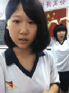 在后面做怪相的学生妹