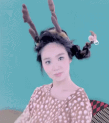 美女剪刀手扮萌