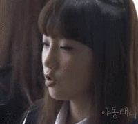 可爱美女对着人做怪相