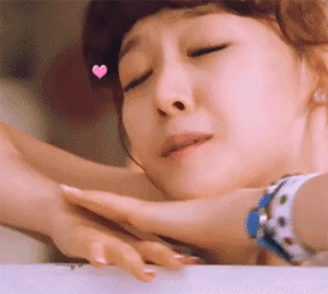 漂亮可爱美女送你一个吻