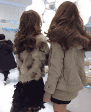 两个回头搞怪的女人