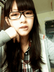 做怪相的眼镜妹子