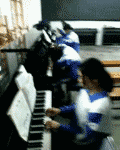 练钢琴的疯癫学生