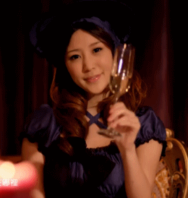 美女举杯邀你共饮