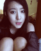 故作丑态的女神