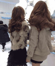 两个美女回头变脸