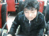 在网吧上网的二货男青年