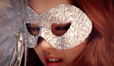 戴面罩的美丽女神