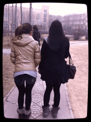 背对着抖屁股的两个女人
