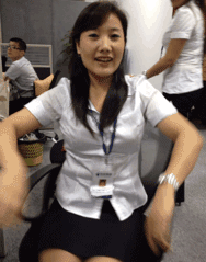在转椅上扮萌的女职员