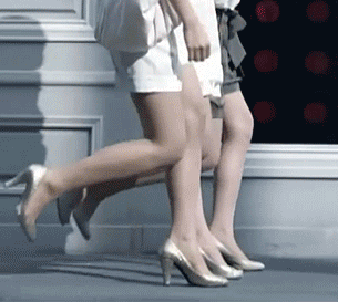 三位兴高采烈齐步走的美女