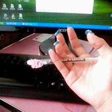 美女玩转笔，这也是技术活啊