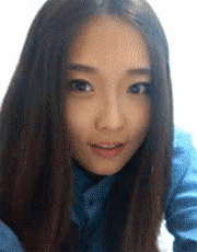 长发搞怪的女孩