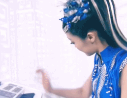 神采飞扬的美女弹琴