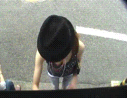 美女弯腰糟遇背后偷袭
