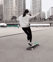 女生玩滑板也能这么牛