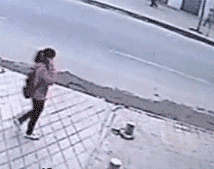 不要走路打电话，小心地上有陷阱