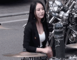 激情投入的女鼓手