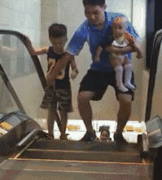爸爸教儿子如何安全乘电梯