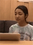 学树懒表情的女生