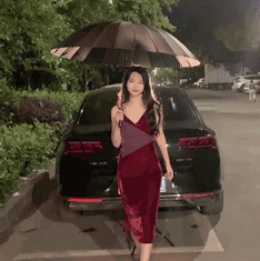 前一秒还是端装淑女，后一秒就摔得很狼狈