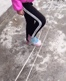 狗狗安静的陪着小主人一起跳绳