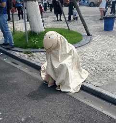 街头戴滑稽头套的搞笑怪人