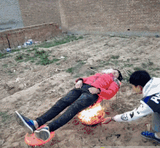 恶搞伙伴火烤大活人，不死也得脱层皮