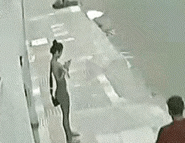 抢劫手机被车撞，多行不义必自毙