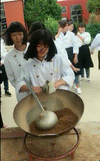 未来的女大厨们，现在开始炒沙子练炒菜