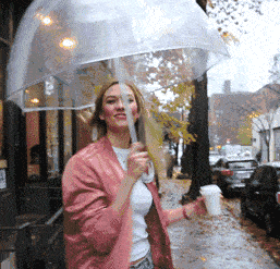 美女雨天在大街上转身秀身材