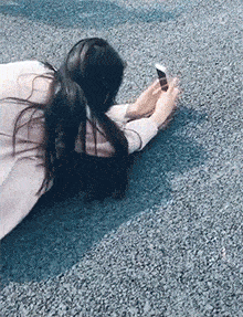 狗爬式给同学拍照的女生