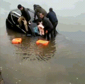 小车要沉水了，赶紧把孩子扔上岸