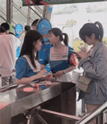 美女转头的一瞬间，让我春心荡漾