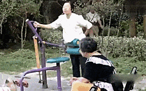 公园里的大妈用器械按摩自己的肚子