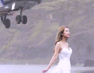 这直升机真是煞风景，让拍照的妹子惊吓不已