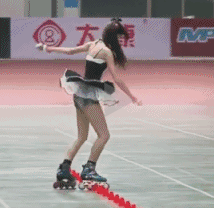 技艺娴熟的溜冰场美女