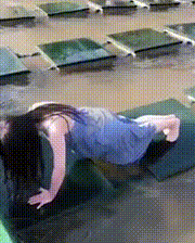 非常机智的妹子，摔倒也能即时化解尴尬