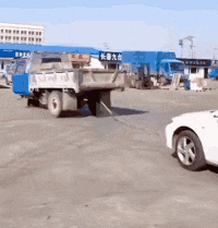 货车拖拉轿车，瞬间扯下保险杠