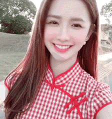 笑容亲切的美丽小女人，让人想恋爱了